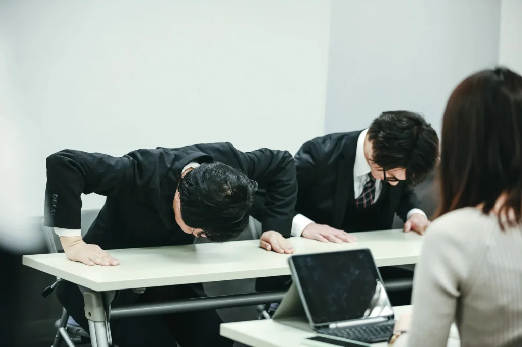 ミスをして謝る会社員