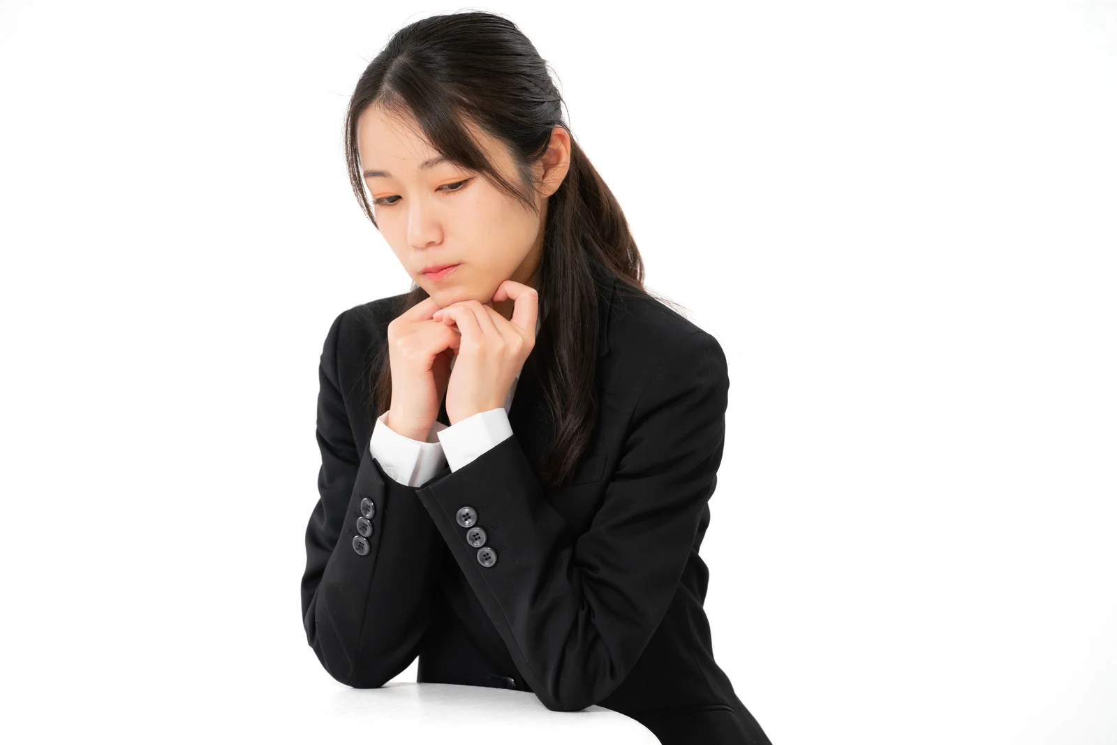 悩む女性